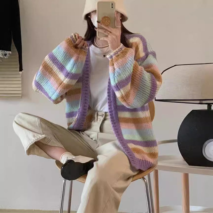 Kvinno casual stickad cardigan med färgglad randig mönster och vida ärmar Mirla-Eva Jonsson