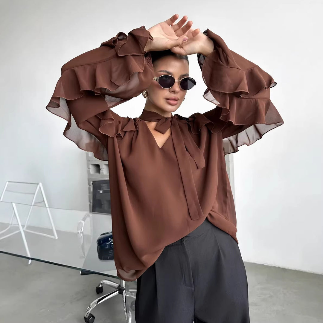Kvinno chiffonblus med volanger och modern halsringning Mirla-Eva Jonsson