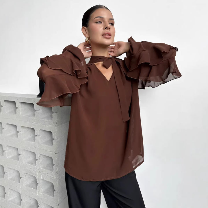 Kvinno chiffonblus med volanger och modern halsringning Mirla-Eva Jonsson