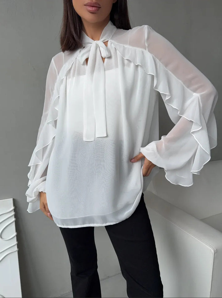 Kvinno chiffonblus med volanger och modern halsringning Mirla-Eva Jonsson