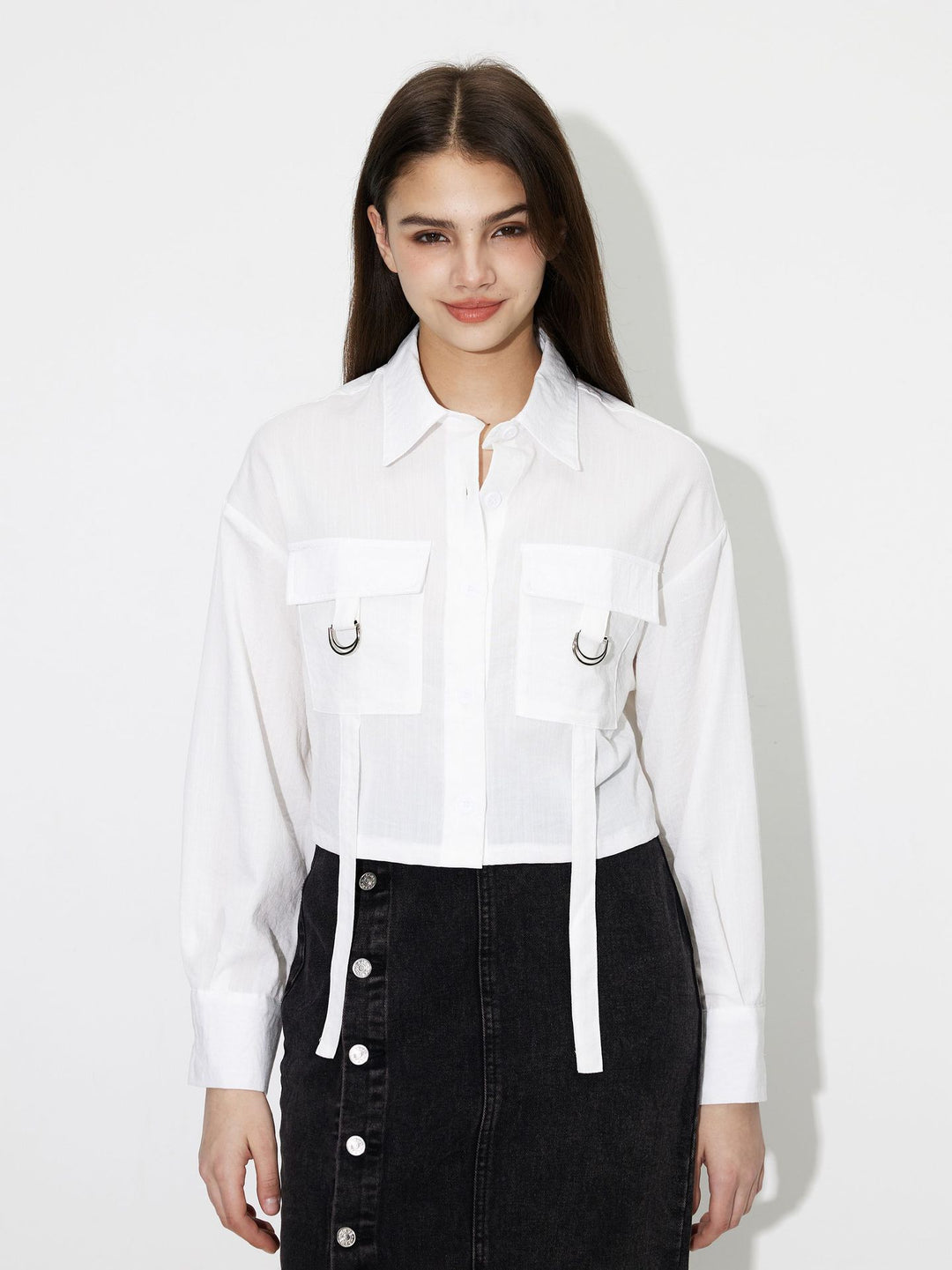 Kvinno crop shirt blus med praktiska fickor och moderna detaljer Mirla-Eva Jonsson