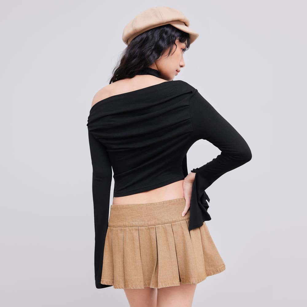 Kvinno crop top med asymmetrisk halter-design och elegant drapering Mirla-Eva Jonsson