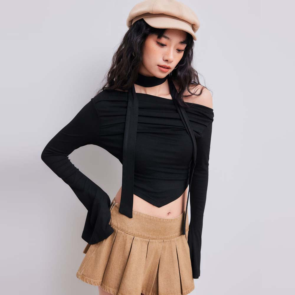 Kvinno crop top med asymmetrisk halter-design och elegant drapering Mirla-Eva Jonsson