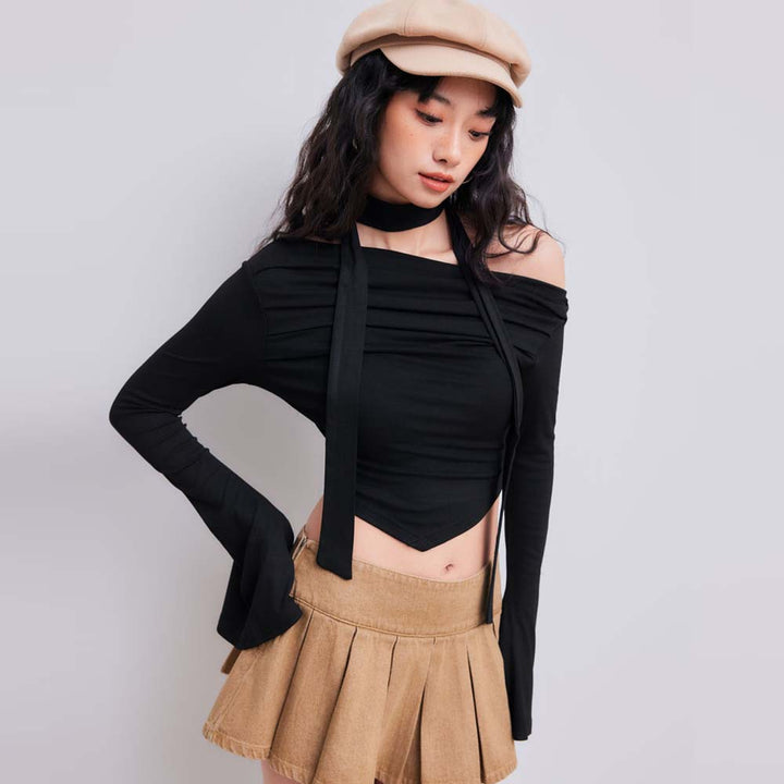 Kvinno crop top med asymmetrisk halter-design och elegant drapering Mirla-Eva Jonsson