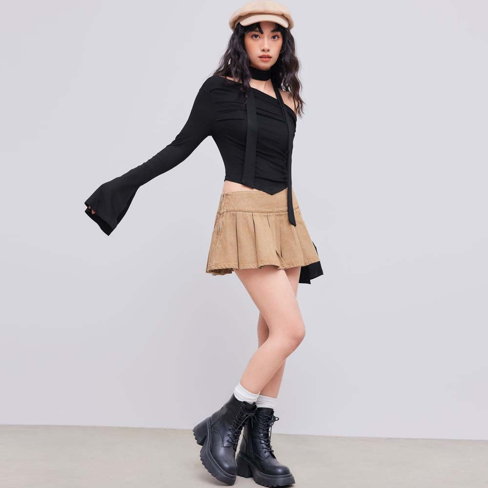 Kvinno crop top med asymmetrisk halter-design och elegant drapering Mirla-Eva Jonsson