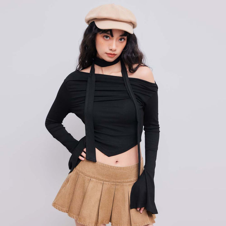 Kvinno crop top med asymmetrisk halter-design och elegant drapering Mirla-Eva Jonsson