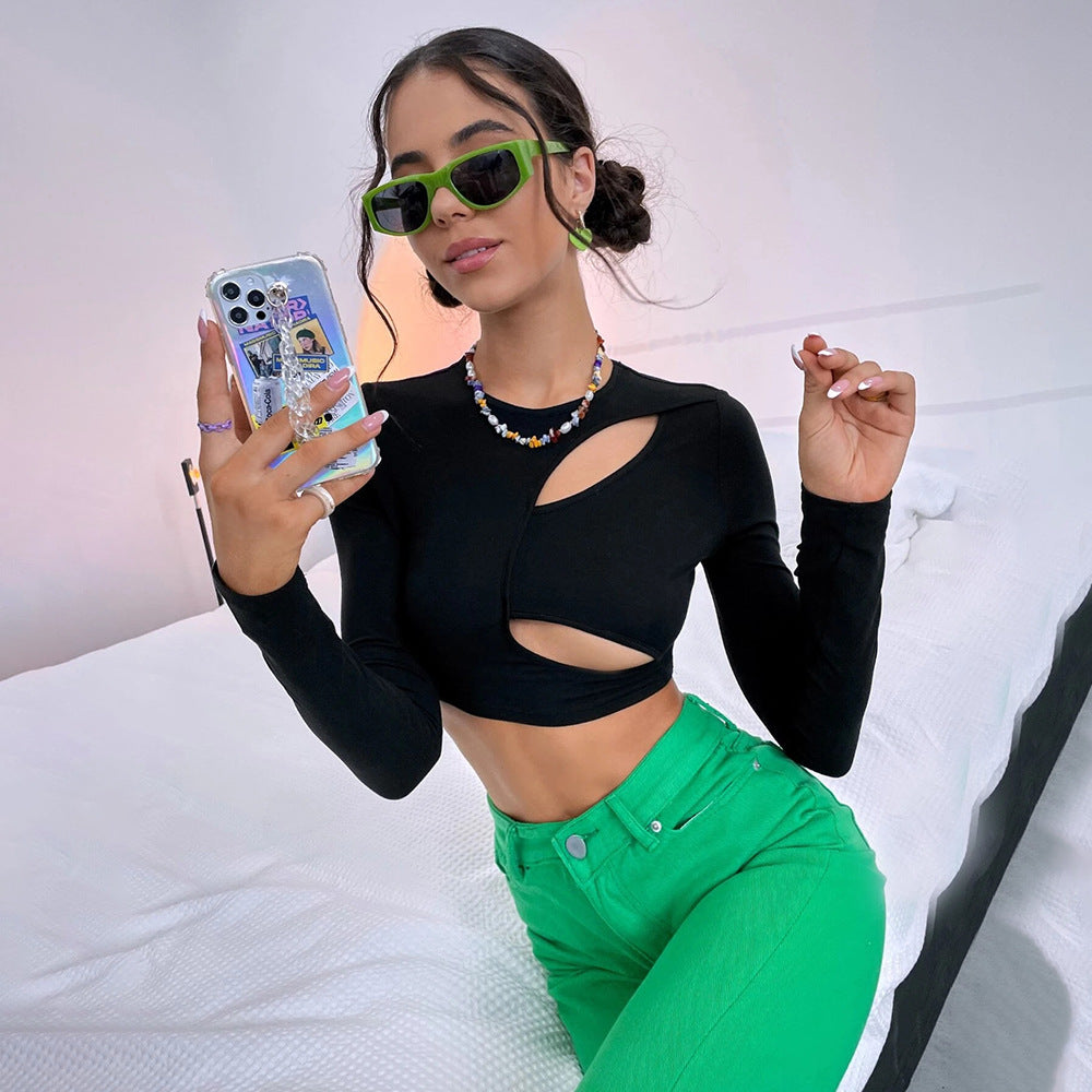 Kvinno crop top med asymmetrisk urklippt design och trendiga långa ärmar Mirla-Eva Jonsson