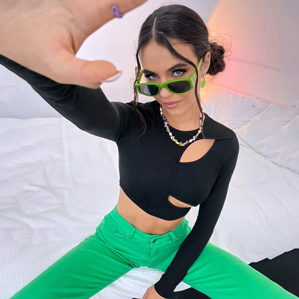 Kvinno crop top med asymmetrisk urklippt design och trendiga långa ärmar Mirla-Eva Jonsson