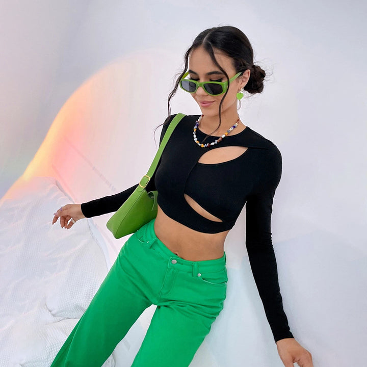 Kvinno crop top med asymmetrisk urklippt design och trendiga långa ärmar Mirla-Eva Jonsson