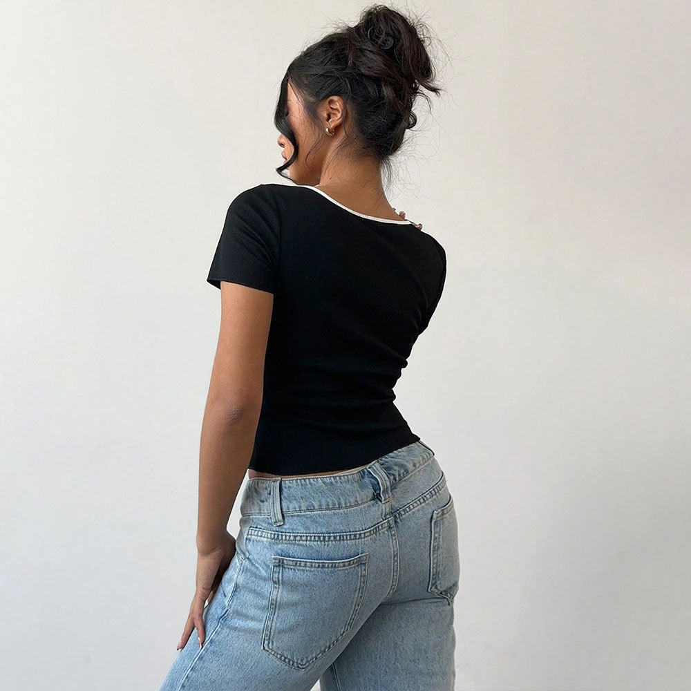 Kvinno cropped topp med dekorativa fjärilsknappar och trendy V-hals Mirla-Eva Jonsson