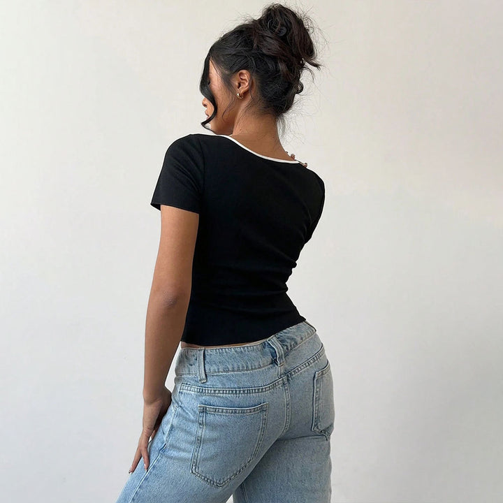 Kvinno cropped topp med dekorativa fjärilsknappar och trendy V-hals Mirla-Eva Jonsson
