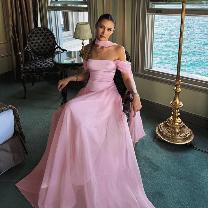 Kvinno elegant aftonklänning med off-shoulder puffärmar och choker-Eva Jonsson