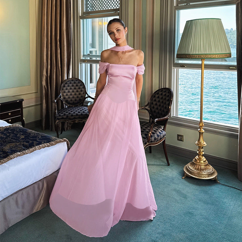 Kvinno elegant aftonklänning med off-shoulder puffärmar och choker-Eva Jonsson