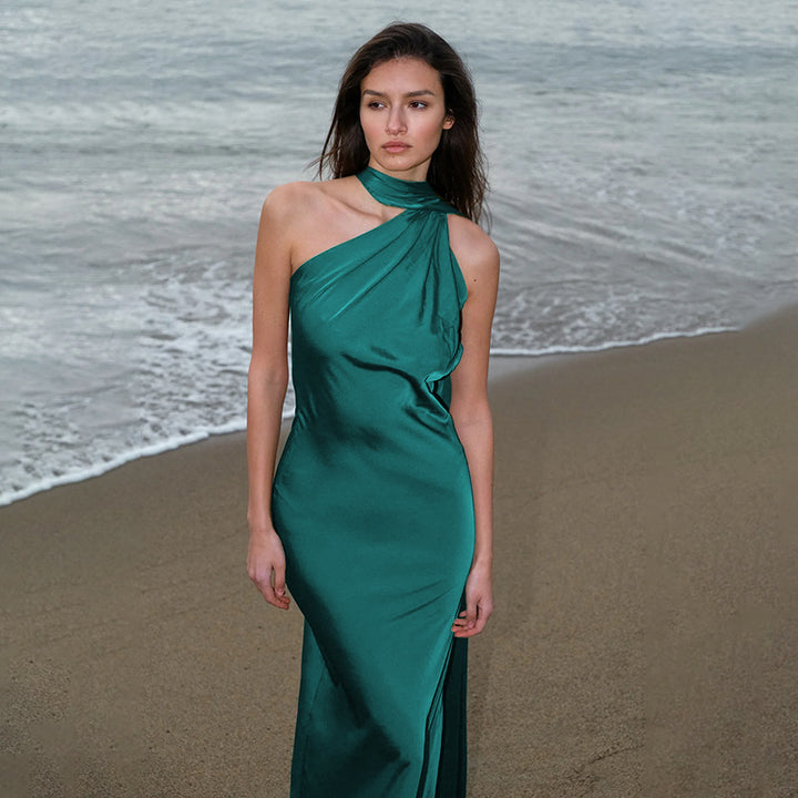 Kvinno elegant maxi klänning med asymmetrisk halterdesign och silkeslikt toppmaterial-Eva Jonsson