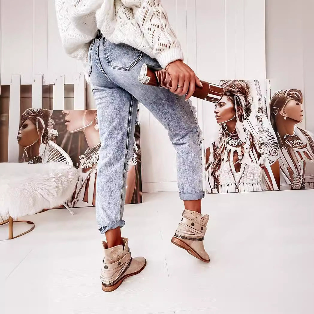Kvinno förstörda jeans i avslappnad pojkvänsmodell med hög midja och detaljer Mirla-Eva Jonsson