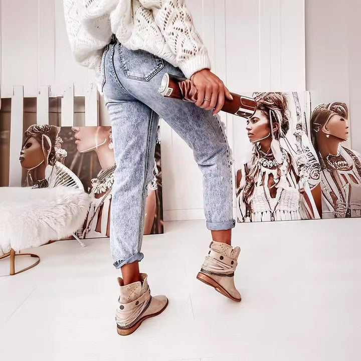 Kvinno förstörda jeans i avslappnad pojkvänsmodell med hög midja och detaljer Mirla-Eva Jonsson