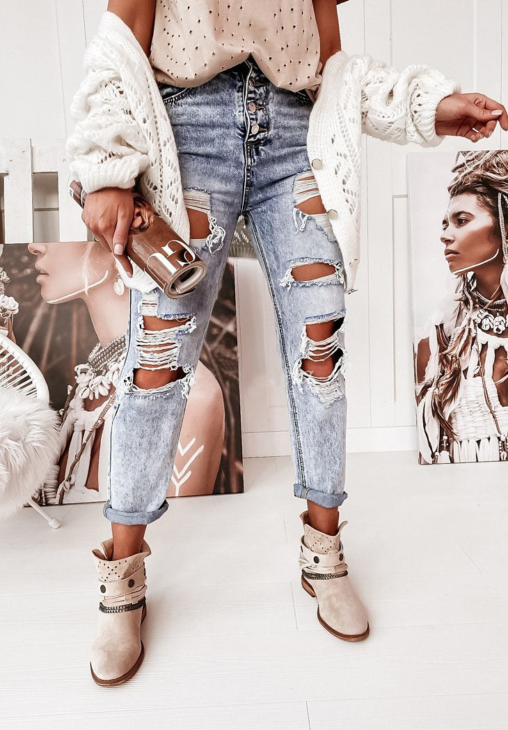 Kvinno förstörda jeans i avslappnad pojkvänsmodell med hög midja och detaljer Mirla-Eva Jonsson