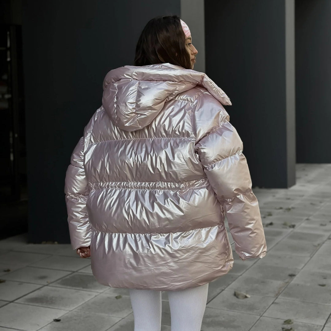 Kvinno glänsande och oversized vinterjacka med hög krage och praktiska fickor Mirla-Eva Jonsson