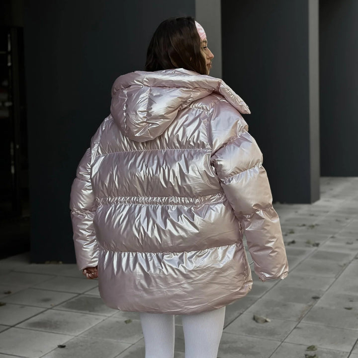 Kvinno glänsande och oversized vinterjacka med hög krage och praktiska fickor Mirla-Eva Jonsson