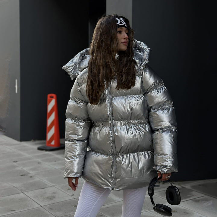 Kvinno glänsande och oversized vinterjacka med hög krage och praktiska fickor Mirla-Eva Jonsson