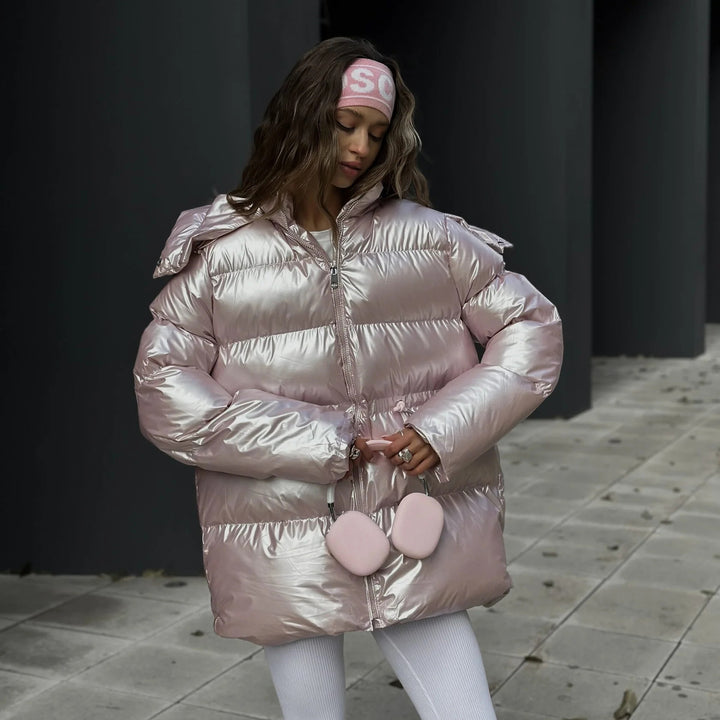 Kvinno glänsande och oversized vinterjacka med hög krage och praktiska fickor Mirla-Eva Jonsson