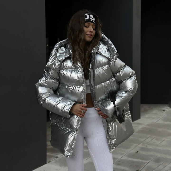 Kvinno glänsande och oversized vinterjacka med hög krage och praktiska fickor Mirla-Eva Jonsson