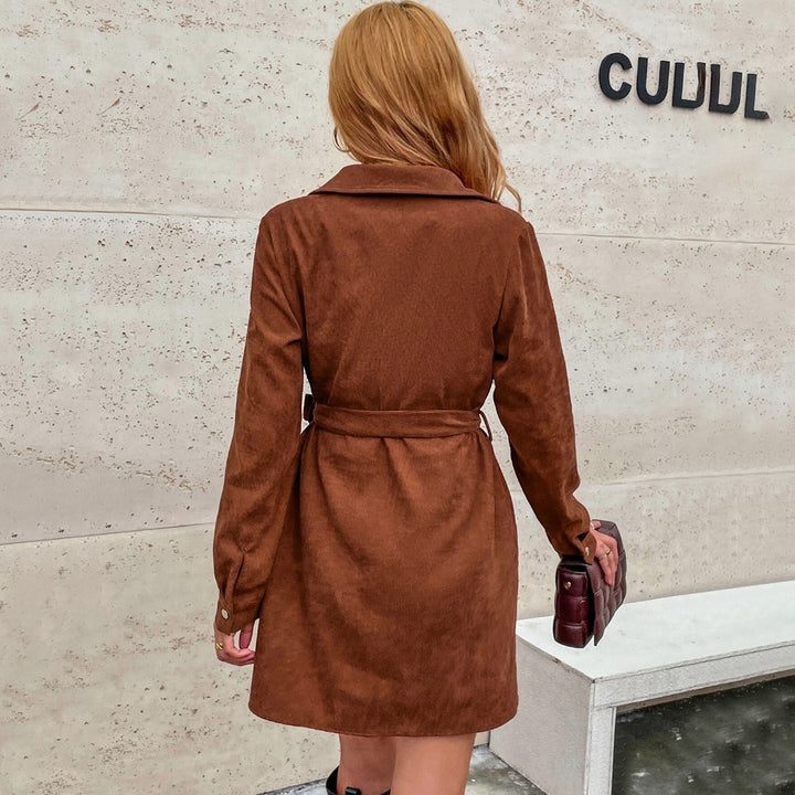 Kvinno-klänning i elegant utility-stil med knappdetaljer och bälte i midjan Mirla-Eva Jonsson