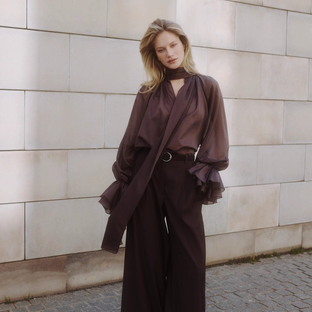 Kvinno luftig blus med rynkor och scarf Mirla-Eva Jonsson