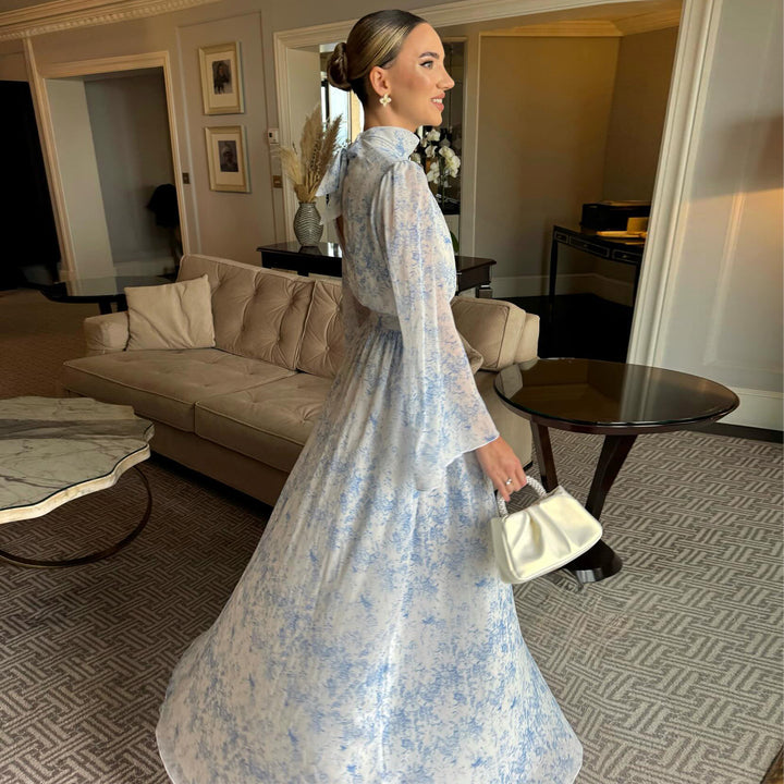 Kvinno maxi klänning med transparenta ärmar och elegant blomstermönster Mirla-Eva Jonsson