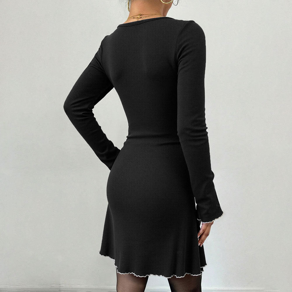 Kvinno mini klänning med dekorativa ruffles detaljer och charmig rosett dekoration Mirla-Eva Jonsson