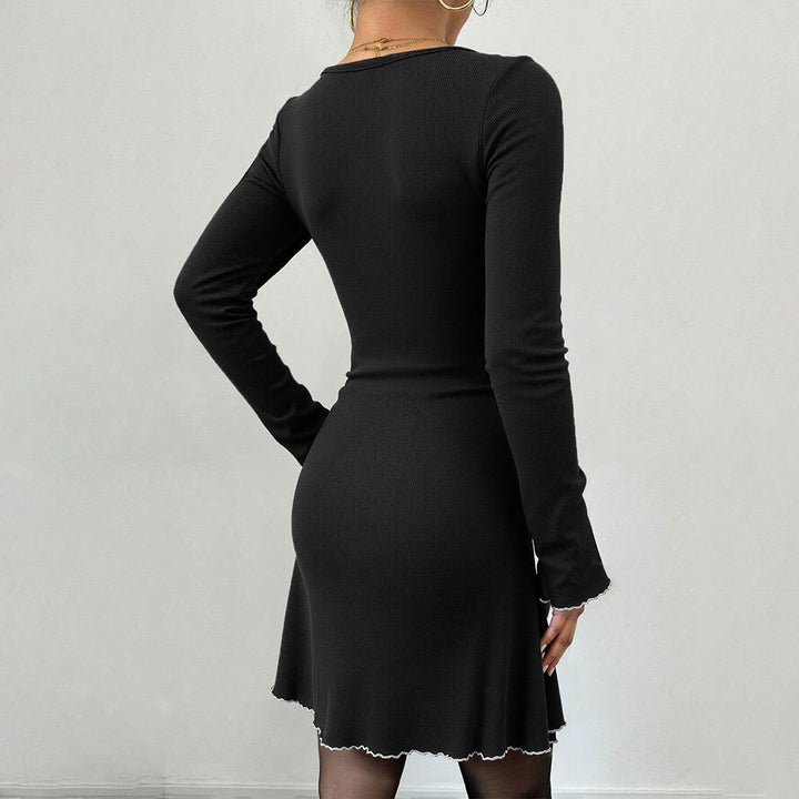 Kvinno mini klänning med dekorativa ruffles detaljer och charmig rosett dekoration Mirla-Eva Jonsson