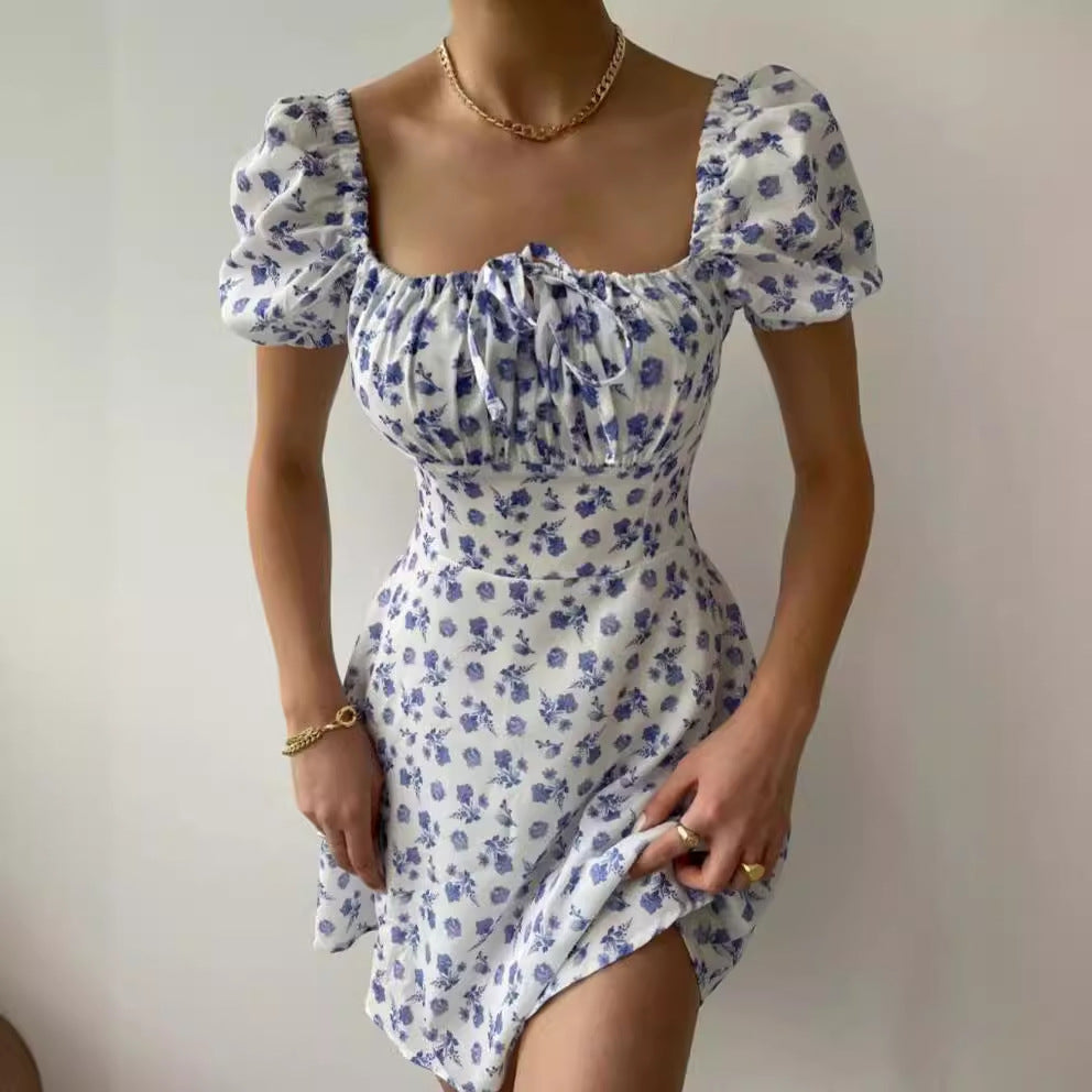 Kvinno mini klänning med voluminösa puff ärmar och blommönster Mirla-Eva Jonsson