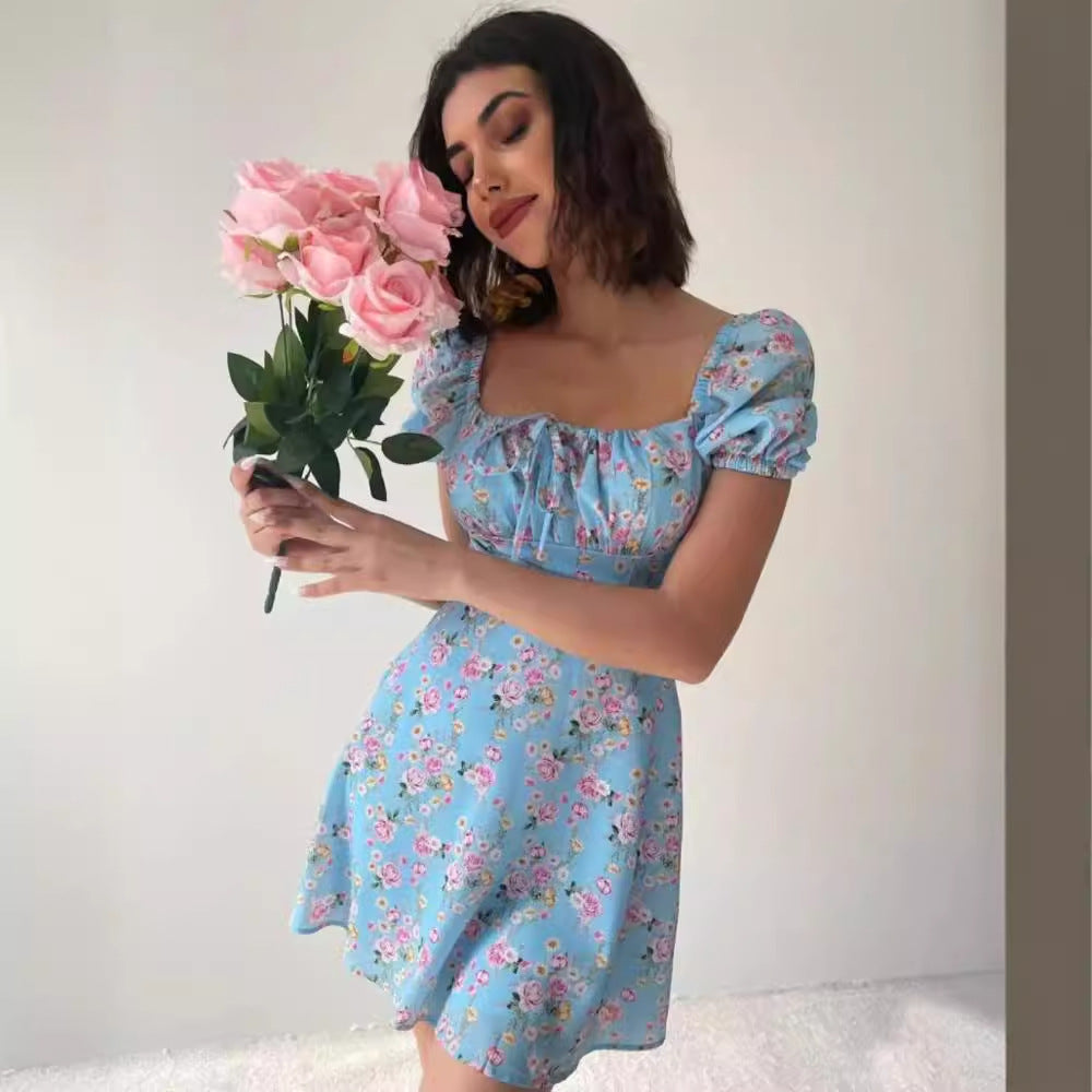 Kvinno mini klänning med voluminösa puff ärmar och blommönster Mirla-Eva Jonsson