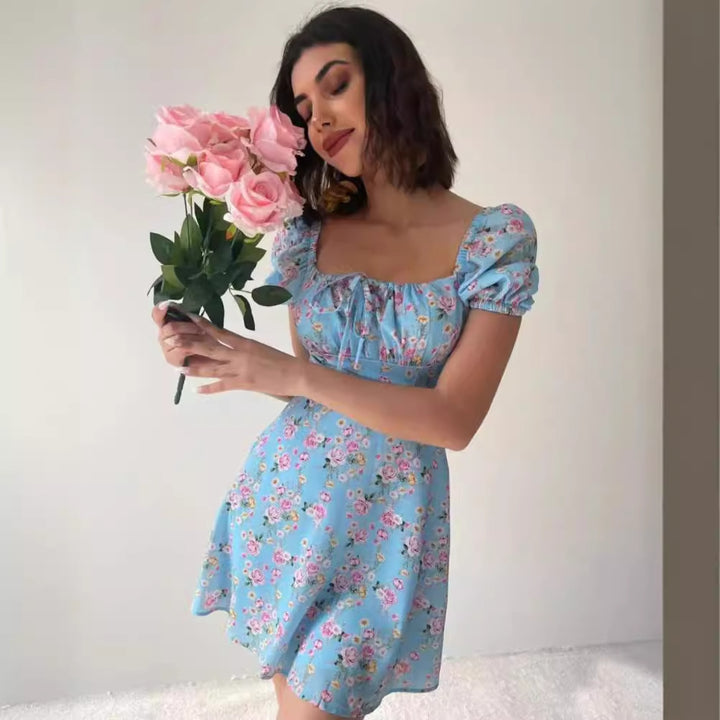 Kvinno mini klänning med voluminösa puff ärmar och blommönster Mirla-Eva Jonsson