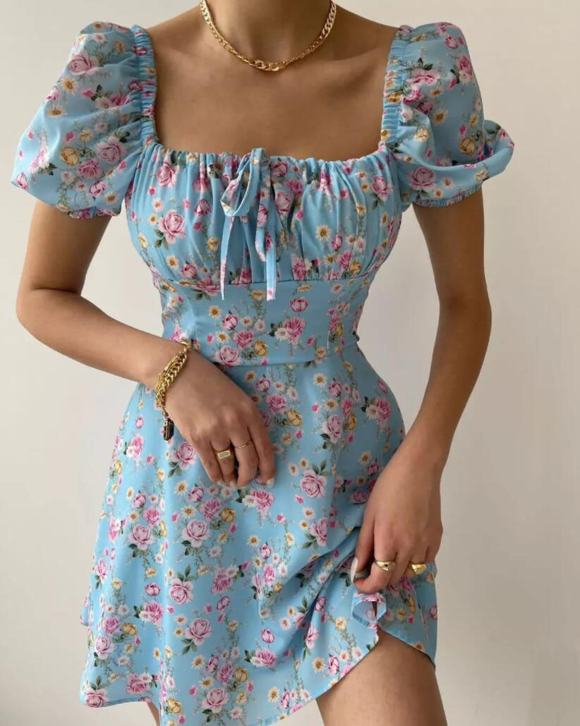 Kvinno mini klänning med voluminösa puff ärmar och blommönster Mirla-Eva Jonsson