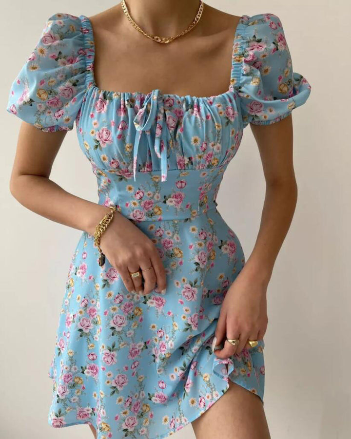 Kvinno mini klänning med voluminösa puff ärmar och blommönster Mirla-Eva Jonsson