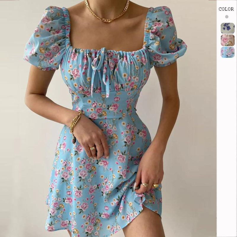 Kvinno mini klänning med voluminösa puff ärmar och blommönster Mirla-Eva Jonsson