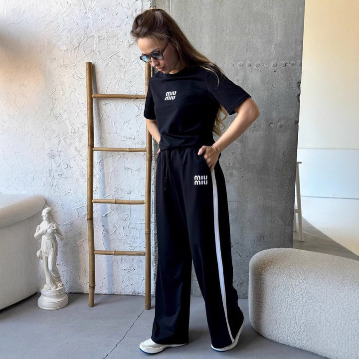 Kvinno sportig t-shirt och avslappnad vid byxset Mirla-Eva Jonsson
