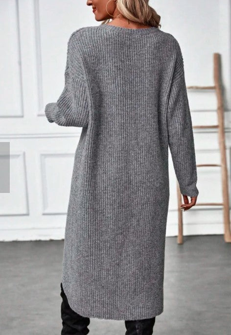 Kvinno stickad klänning med asymmetrisk skärning och lös oversized design Mirla-Eva Jonsson