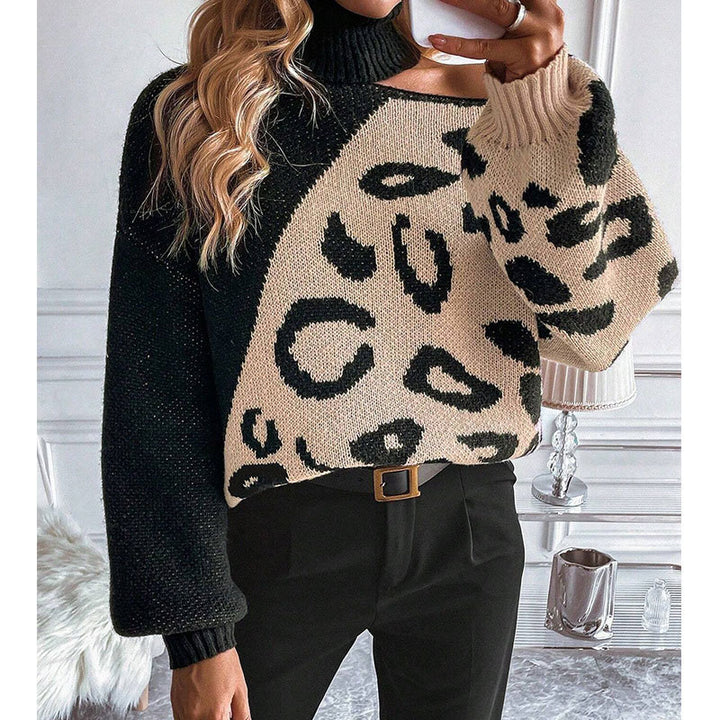 Kvinno stickad tröja med modernt leopardmönster och hög krage Mirla-Eva Jonsson
