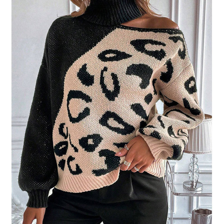 Kvinno stickad tröja med modernt leopardmönster och hög krage Mirla-Eva Jonsson
