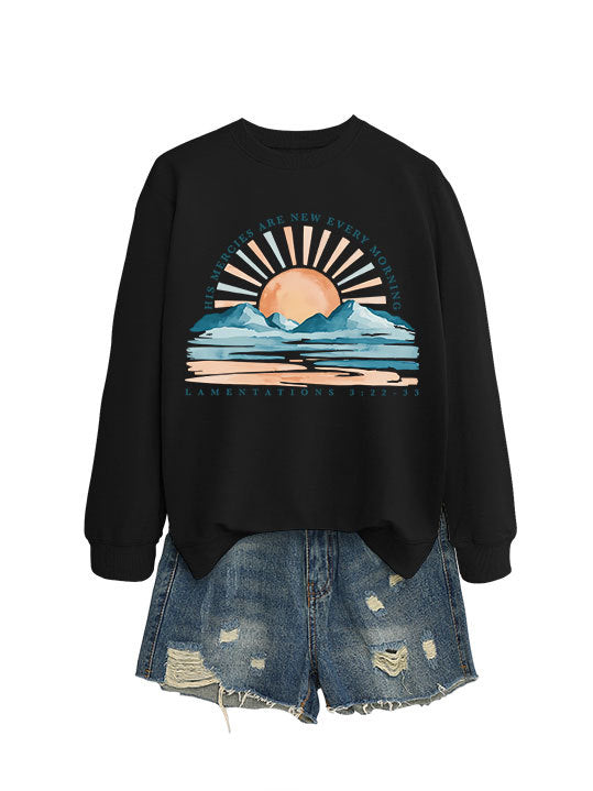 Kvinno sweatshirt med inspirerande soluppgångsdesign och avslappnad passform Mirla-Eva Jonsson
