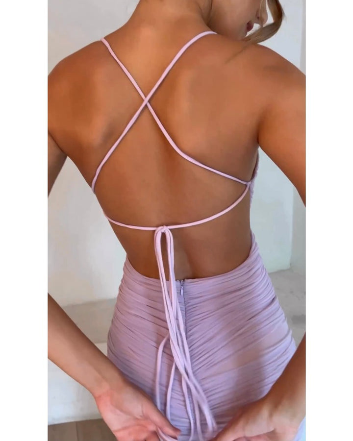 Kvinnofigurs-hugging kvällsklänning med sofistikerad draperingdesign och hög slits Mirla-Eva Jonsson