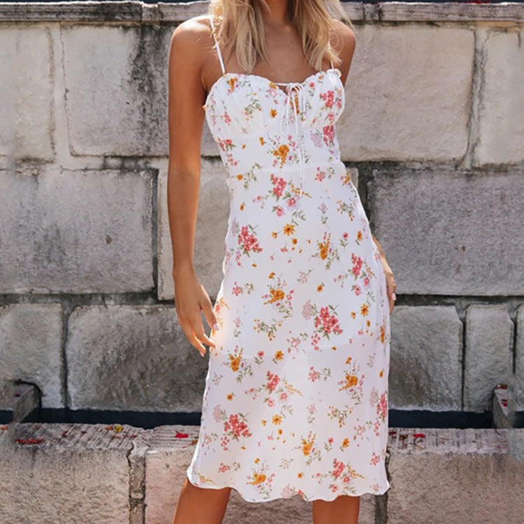 Kvinnoformad blommig midiklänning med smal skärning och rynkor Mirla-Eva Jonsson
