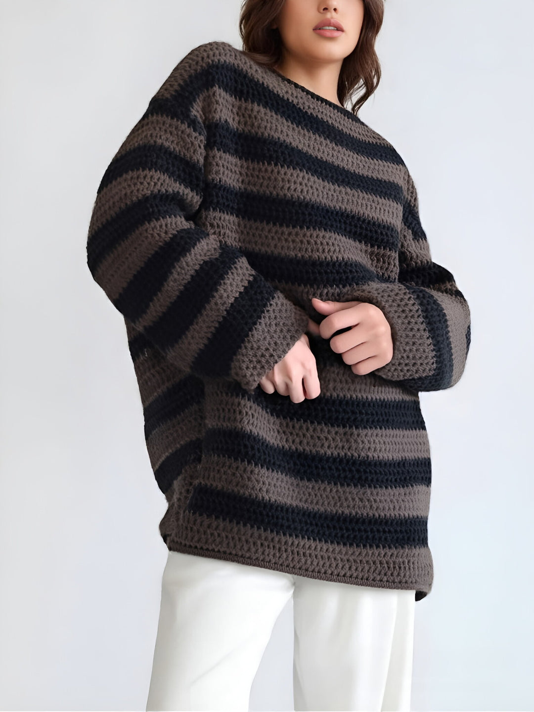Kvinnoformatsenhet mysig chunky stickad tröja med modern randig mönster och avslappnad skärning Mirla-Eva Jonsson