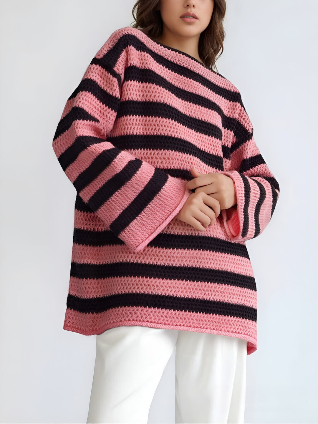 Kvinnoformatsenhet mysig chunky stickad tröja med modern randig mönster och avslappnad skärning Mirla-Eva Jonsson