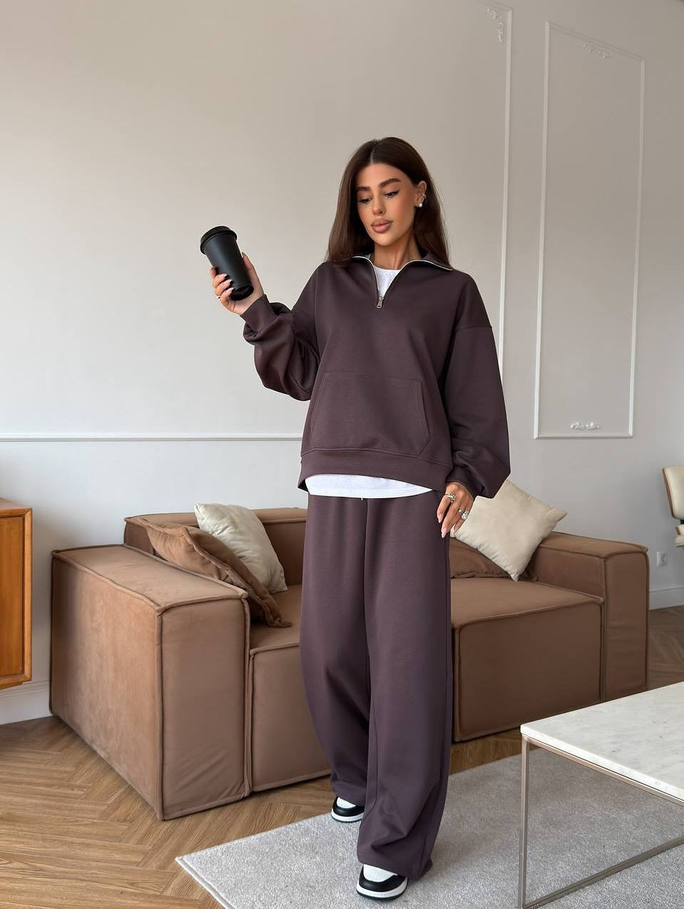 Kvinnohoodie i mjukt och stiligt material med fickor och dragkedja Mirla-Eva Jonsson