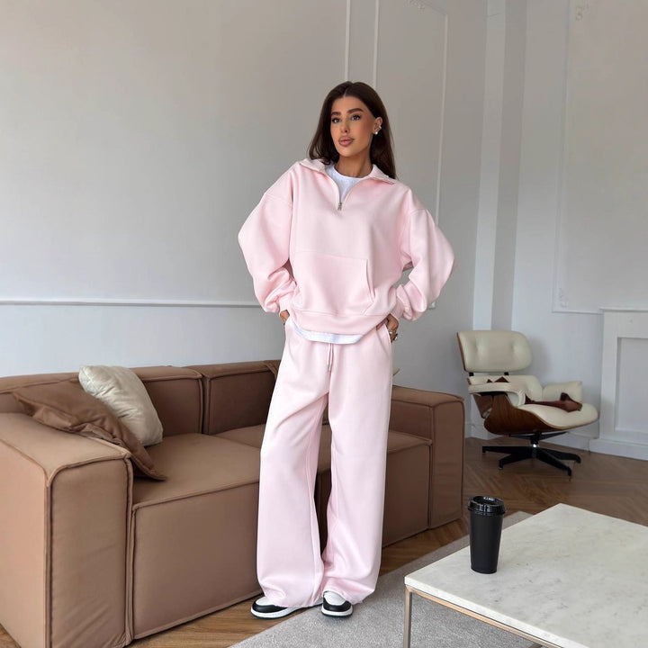 Kvinnohoodie i mjukt och stiligt material med fickor och dragkedja Mirla-Eva Jonsson