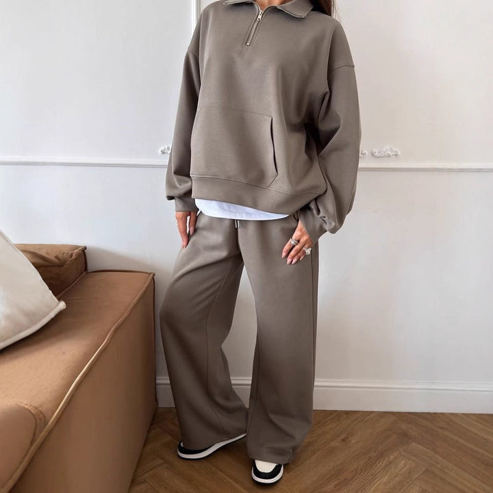 Kvinnohoodie i mjukt och stiligt material med fickor och dragkedja Mirla-Eva Jonsson