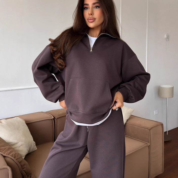 Kvinnohoodie i mjukt och stiligt material med fickor och dragkedja Mirla-Eva Jonsson